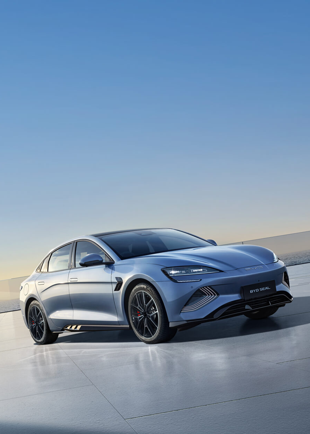Автомобиль BYD на дороге